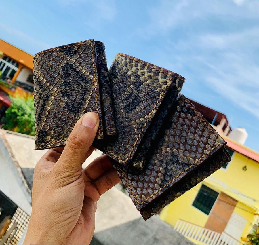 Cartera trifold en piel de serpiente