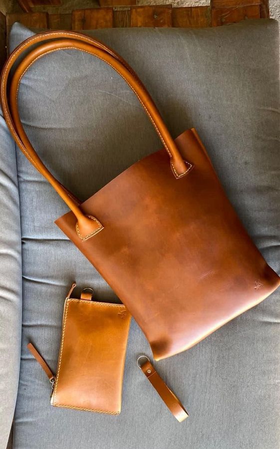 Bolso de dama artesanal en cuero natural